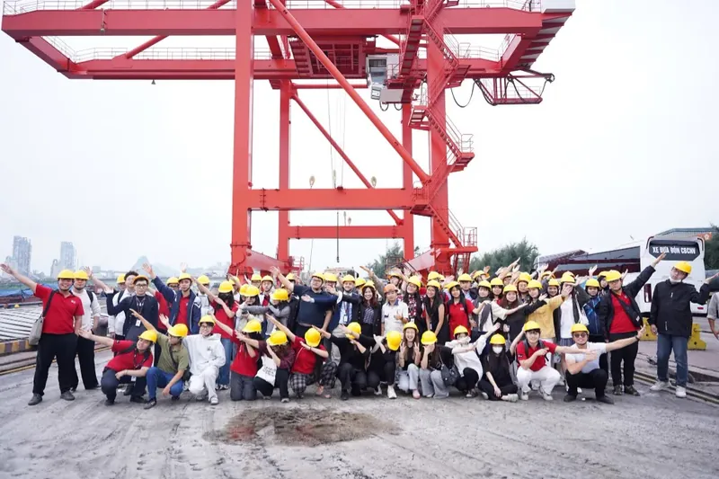 Ảnh hoạt động tìm hiểu logistics cảng biển